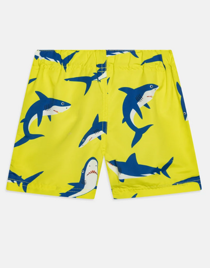 Bañador niño Name It tipo boxer color amarilllo con tiburones estampados por toda la prenda, con goma en la cinturilla y botones interiores para ajustar Koskids