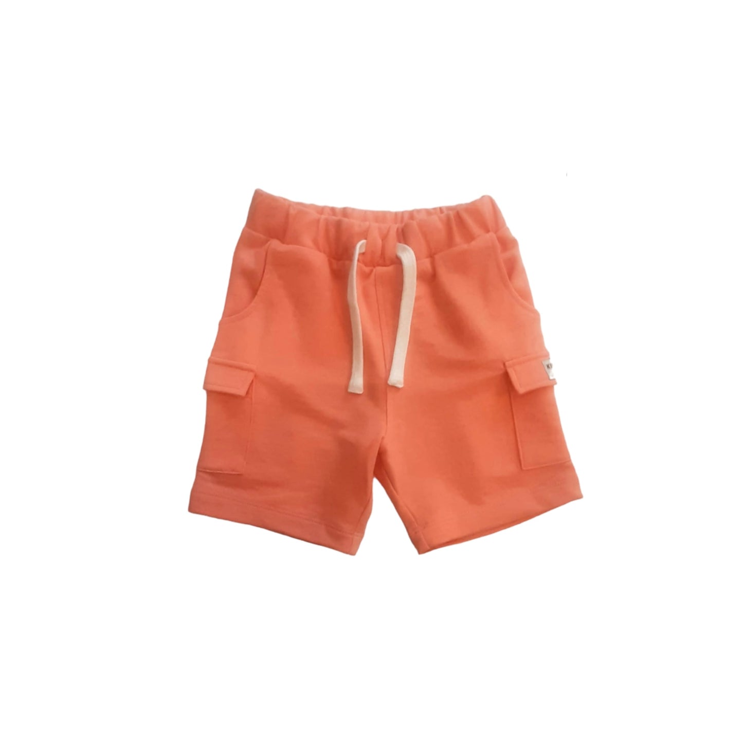 Bermudas niño Name It color naranja de algodon organico y poliester con dos bolsillos laterales y dos bolsillos cargo uno de ellos con etiqueta decorativa, goma y botones interiores para ajustar la cinturilla en Koskids