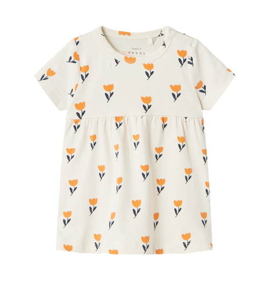 vestido bebe manga corta fondo beige con florecitas naranjas por toda la prenda, corte en el pecho Name It algodon organico Koskids