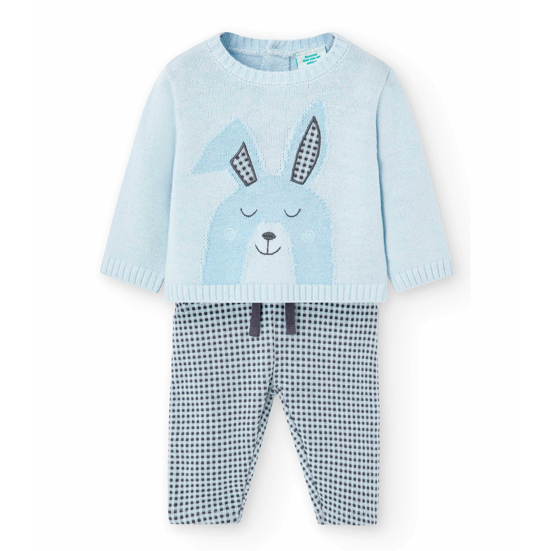 Conjunto bebé niño compuesto por jersey con un conejito bordado en color azul celeste y pantalón de cuadros vichy en azul celeste y negro Boboli