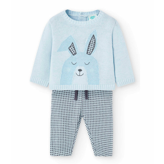 Conjunto bebé niño compuesto por jersey con un conejito bordado en color azul celeste y pantalón de cuadros vichy en azul celeste y negro Boboli