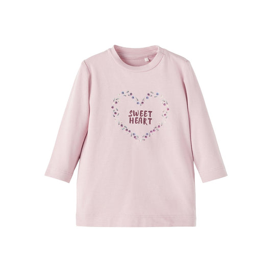 Camiseta de bebé manga larga en color rosa con un estampado de corazon y letras Name It