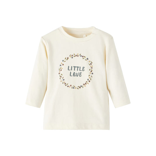 Camiseta de bebé manga larga en color beige con un estampado de circulo con hojas y letras Name It