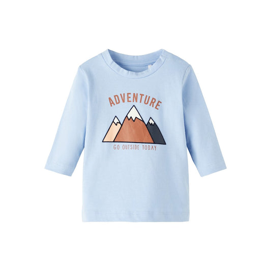 Camiseta de bebé manga larga color azul con estampado de montañas y letras Name It