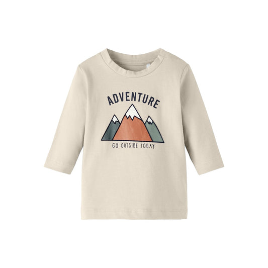 Camiseta de bebé manga larga color beige con estampado de montañas y letras Name It