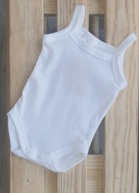 Body bebé color blanco de tirantes tejido de algodón calado con dos botones a presión