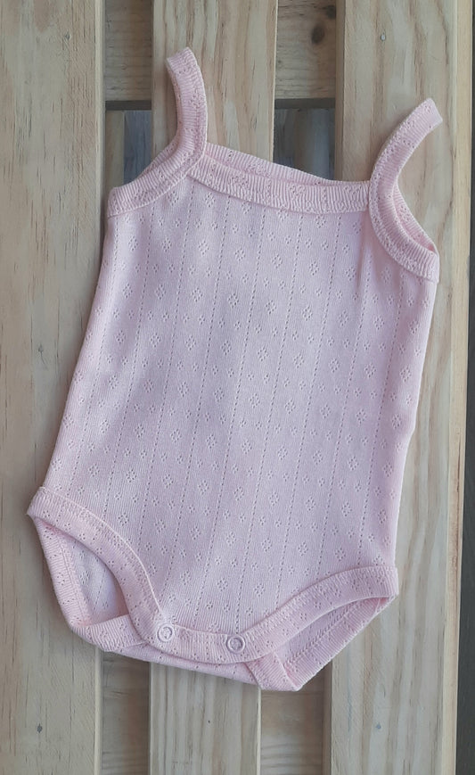 Body bebé color rosa de tirantes tejido de algodón calado con dos botones a presión