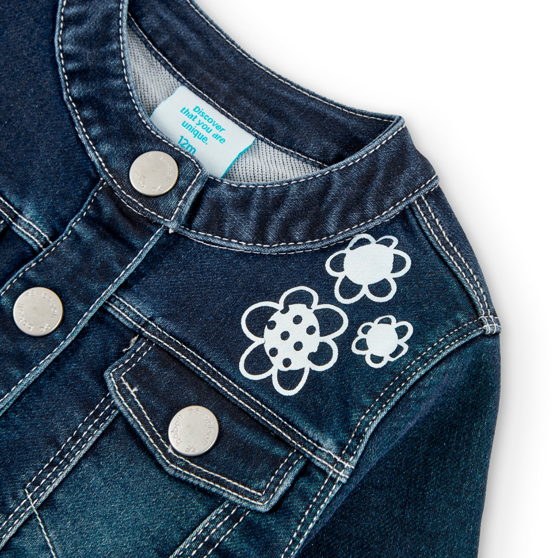 Chaqueta denim oscuro desgastado niña con flecos en el bajo y flores blancas en el pecho Boboli