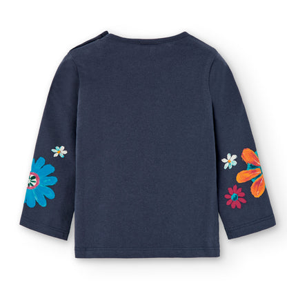 Camiseta niña de manga larga en color azul oscuro con flores estampadas en las mangas Boboli