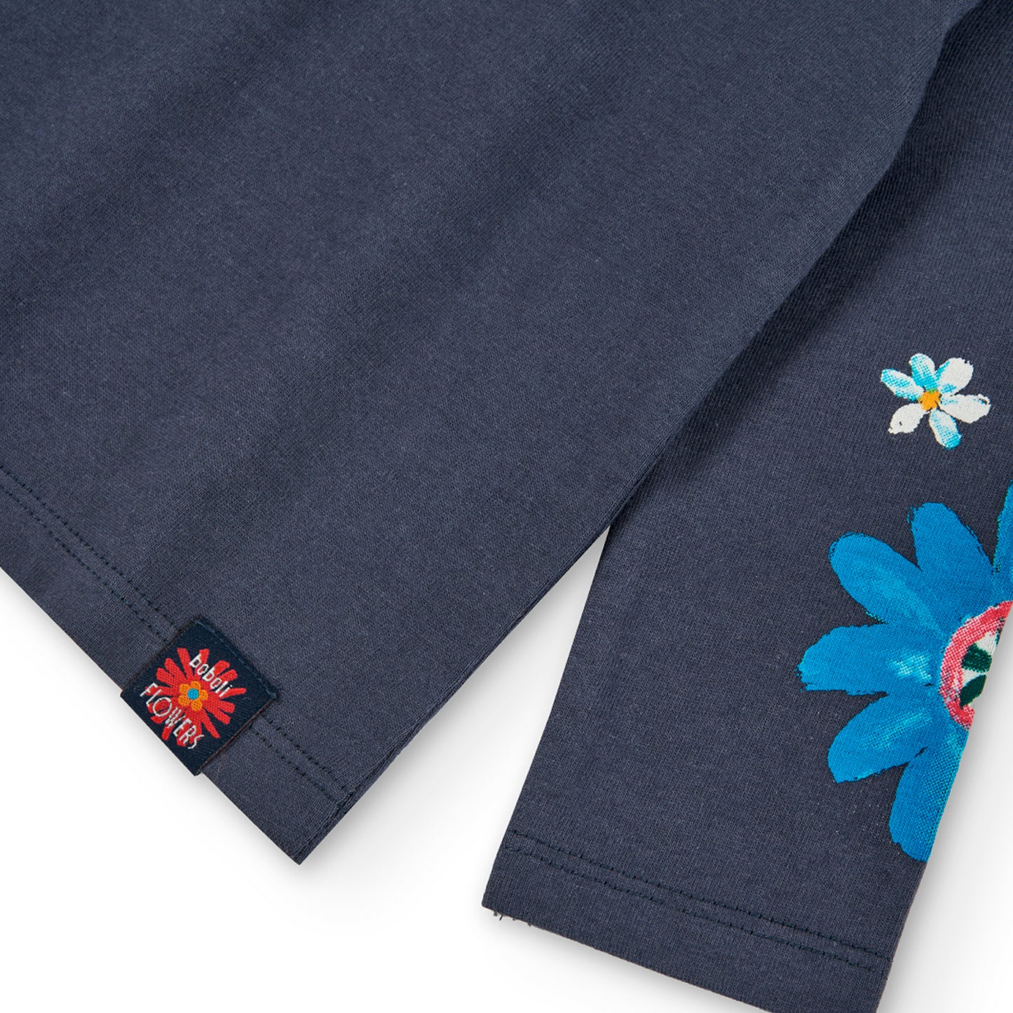 Camiseta niña de manga larga en color azul oscuro con flores estampadas en las mangas Boboli