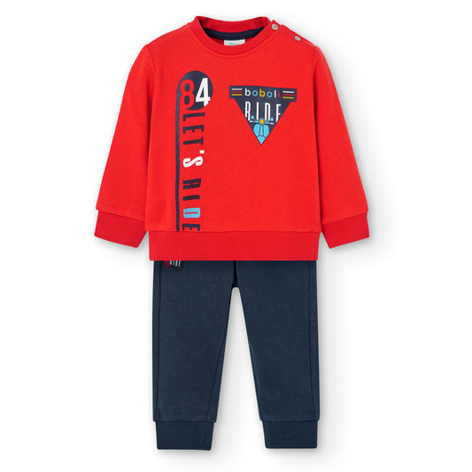 Chandal niño compuesto por sudadera roja con letras y detalles en azul oscuro y pantalon azul oscuro Boboli