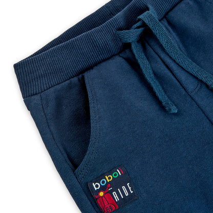 Chandal niño compuesto por sudadera roja con letras y detalles en azul oscuro y pantalon azul oscuro Boboli